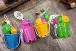 STRANDEMMERTJE MET SPEELTJES IN NETJE 