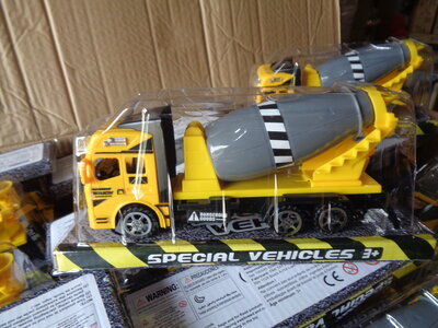 PARTIJ CEMENT TRUCK MET FRICTIE 