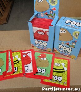 PARTIJ PAKJES MET 6 POU STICKERS IN DISPLAY