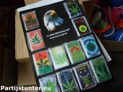 PARTIJ AANSTEKERS WEED IN TOONBANKDISPLAY 