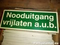 PARTIJ BORD NOODUITGANG VRIJLATEN A.U.B.