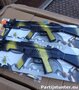 PARTIJ SPEELGOED POLICE MITRAILLEUR  OP KAART 52,5CM